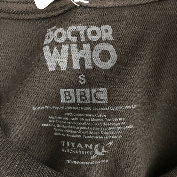 Doctor Who Tardis pixel t-shirt, NWT, Small - Picture 5 of 6